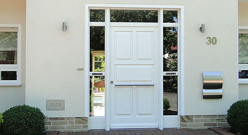 porte d'entrée en bois classique bâtiment ancien de france